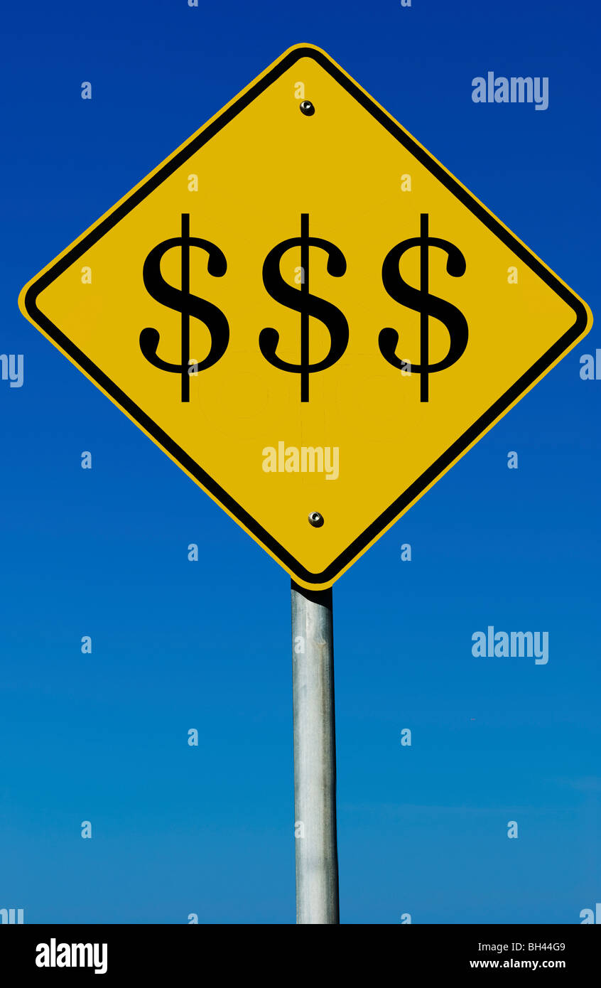 Ein Schild mit dem Zeichen "$" drauf, isoliert auf einem abgestuften blauen Himmel. Stockfoto