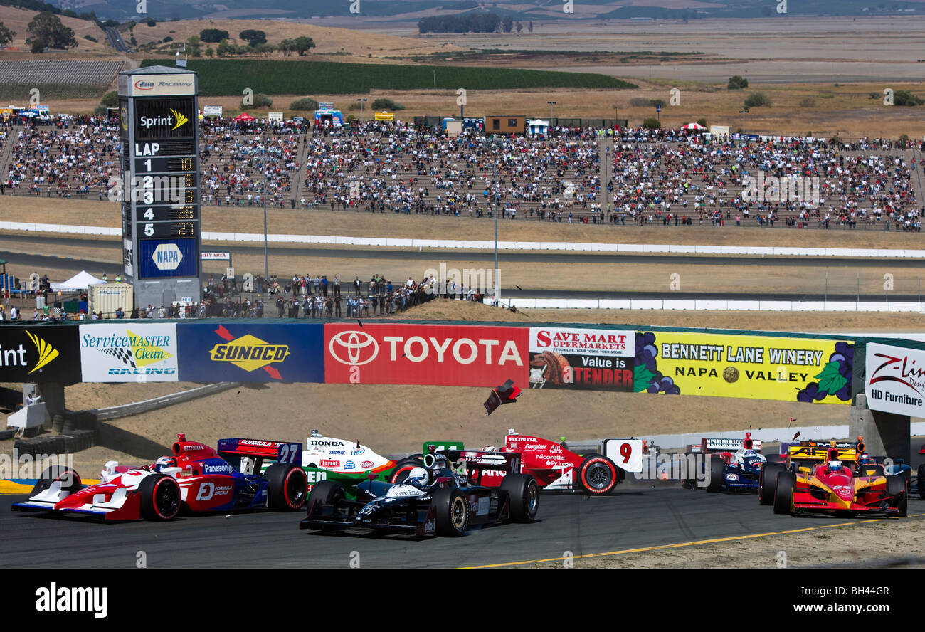 Tony Kanaan (11) kollidiert auf der Rückseite des Scott Dixon (9) in der ersten Runde am Zug 2 in der 2009 Sonoma Grand Prix IndyCar Rennen auf dem Infineon Raceway in Sonoma, Kalifornien am 23. August 2009 stattfand. Das Wrack Dixon es Auto deaktiviert und verursachte Schäden an mehrere andere im Feld. Stockfoto