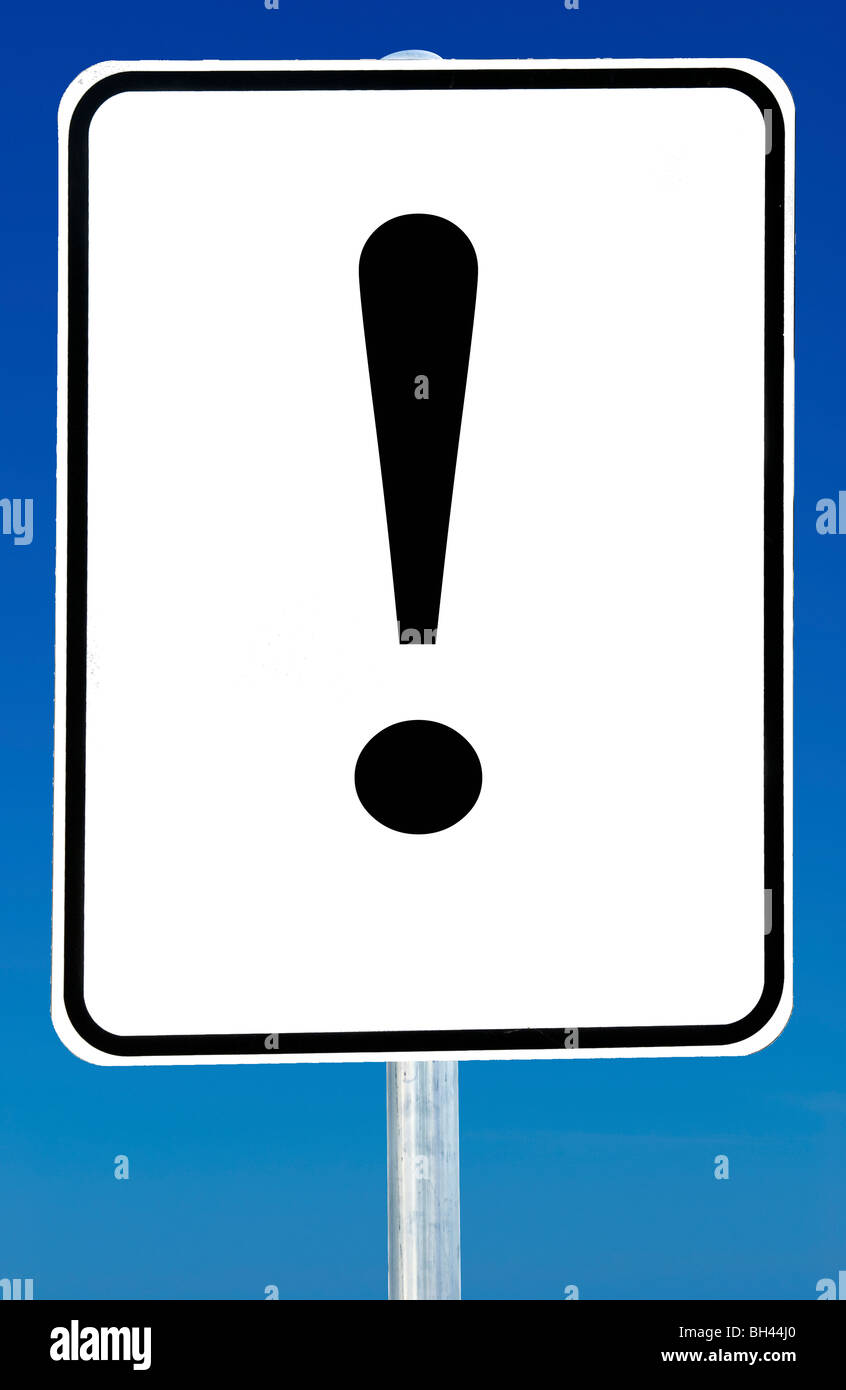 Ein Schild mit einem Ausrufezeichen drauf isoliert auf einem blauen Himmel. Stockfoto