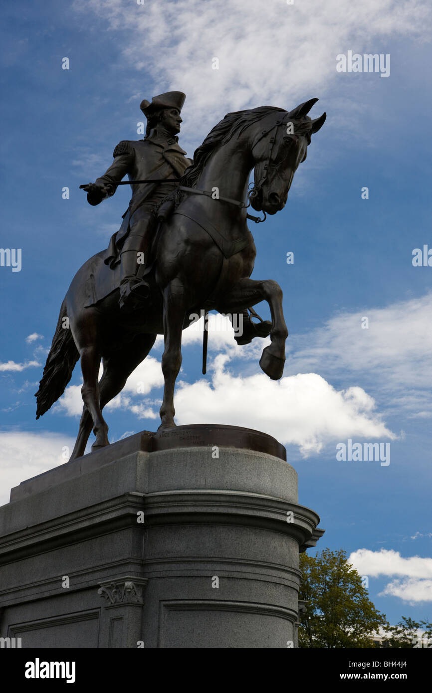 Boston, MA, USA; Statue von George Washington, erster Präsident von Vereinigte Staaten von Amerika, auf dem Pferderücken auf den Public Garden. Stockfoto
