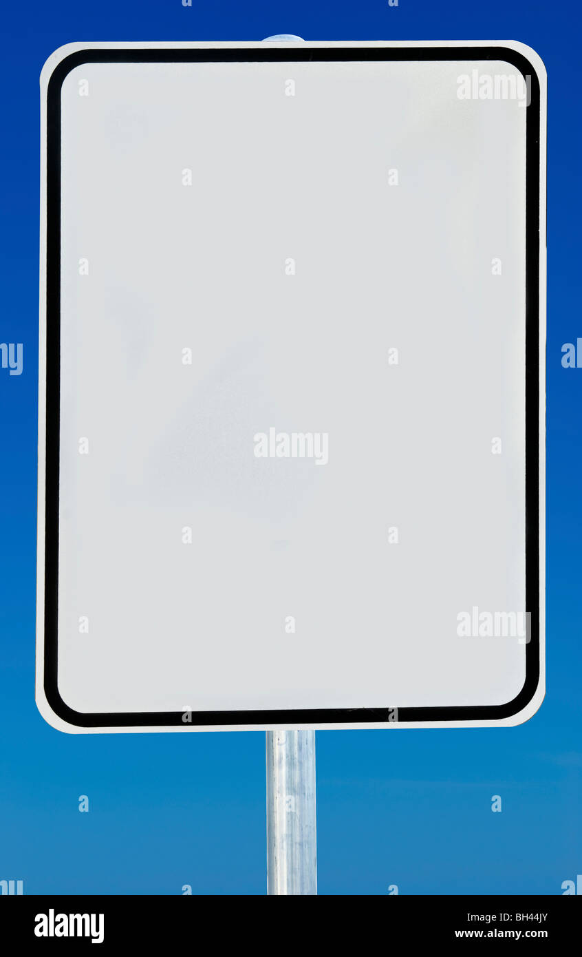 Ein leeres Schild isoliert auf einem abgestuften blauen Himmel. Stockfoto