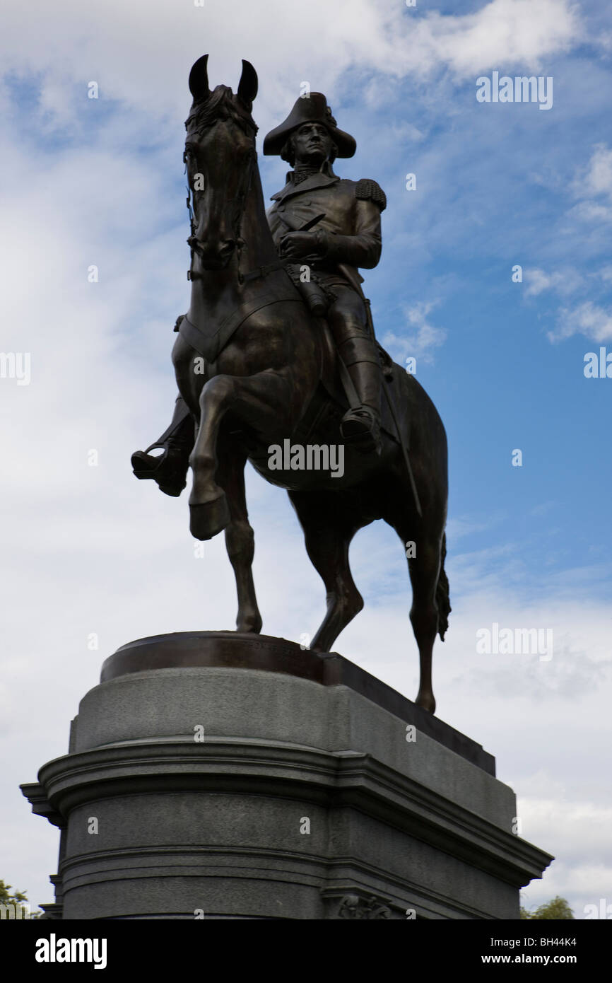 Boston, MA, USA; Statue von George Washington, erster Präsident von Vereinigte Staaten von Amerika, auf dem Pferderücken auf den Public Garden. Stockfoto