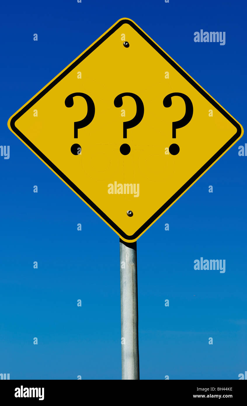Ein Schild mit einem Fragezeichen auf sie isoliert auf einem blauen Himmel. Stockfoto