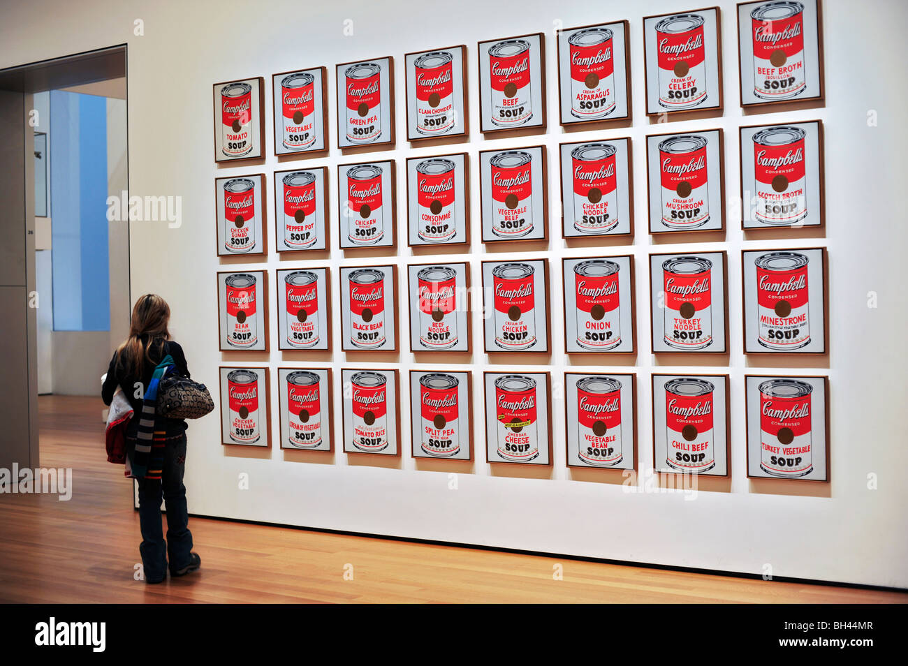 Frau bewundern Warhols Campbell Soup Cans, Museum of Modern Art, NYC Stockfoto