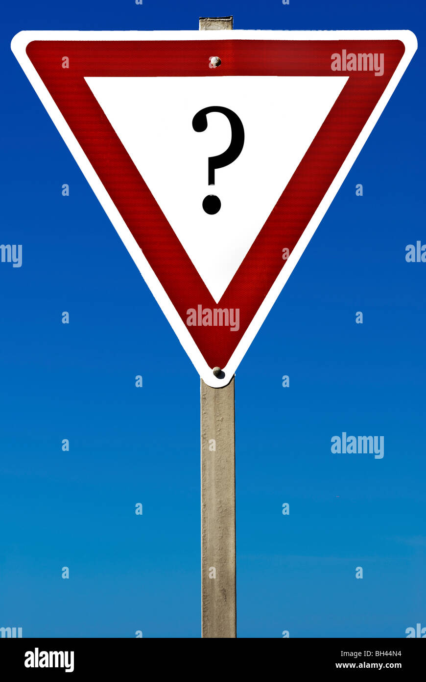 Ein Schild mit einem Fragezeichen auf sie isoliert auf einem blauen Himmel. Stockfoto