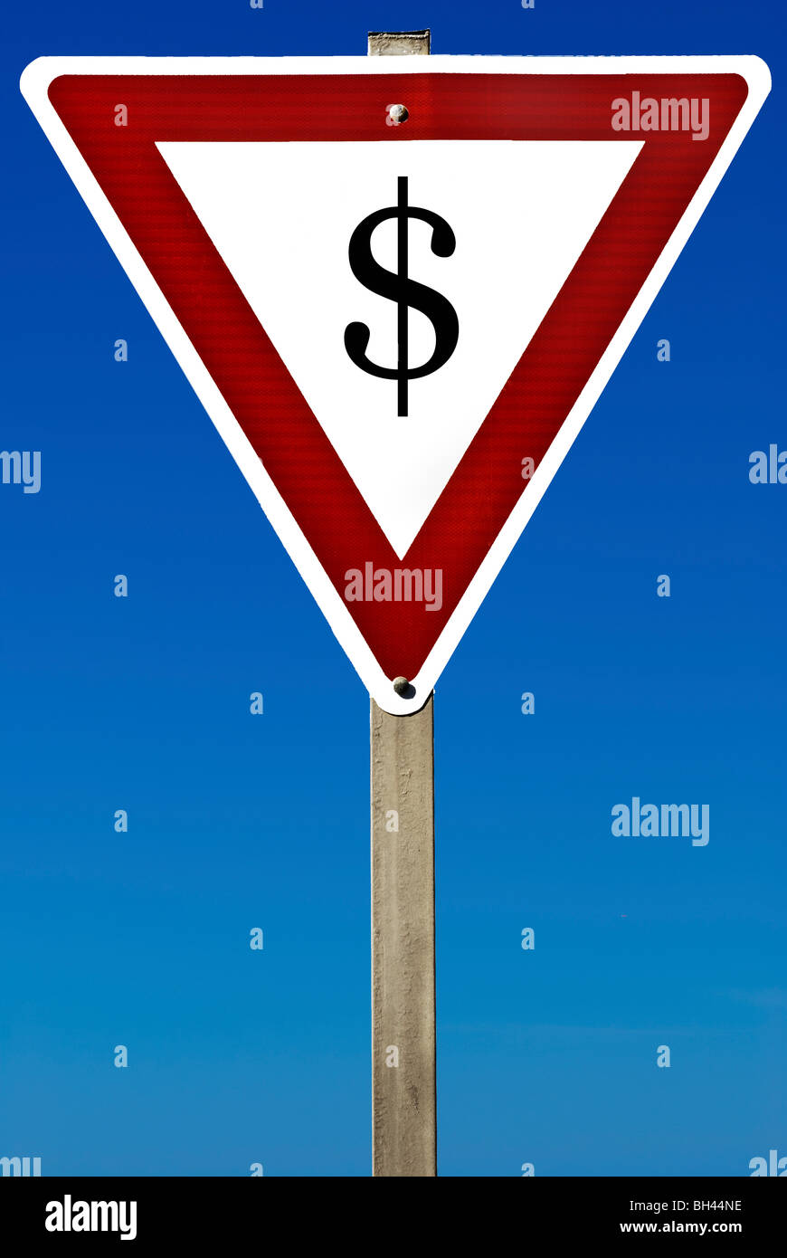 Ein Schild mit dem Zeichen "$" drauf, isoliert auf einem abgestuften blauen Himmel. Stockfoto