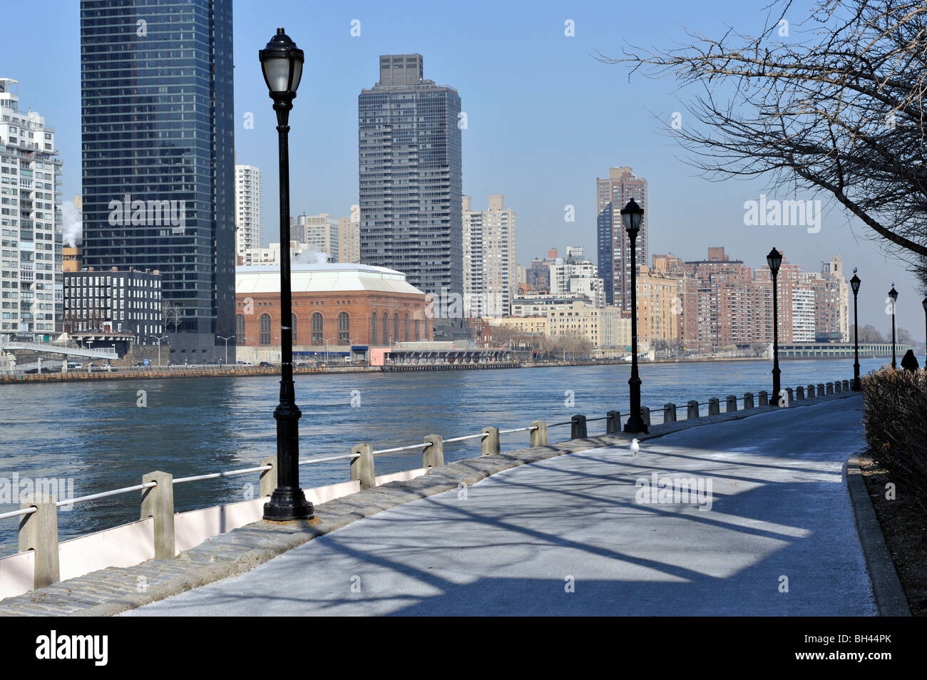 Ansicht der Upper East Side, East River von Roosevelt Island, New York City, NY, USA Stockfoto