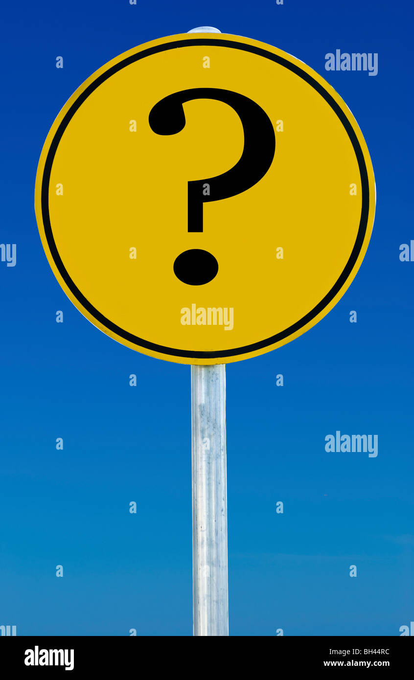 Ein Schild mit einem Fragezeichen auf sie isoliert auf einem blauen Himmel. Stockfoto