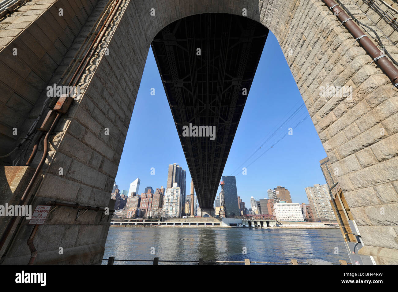 East River und Ostseite unter (59th Street) Queensboro Bridge, New York City, NY, USA Stockfoto