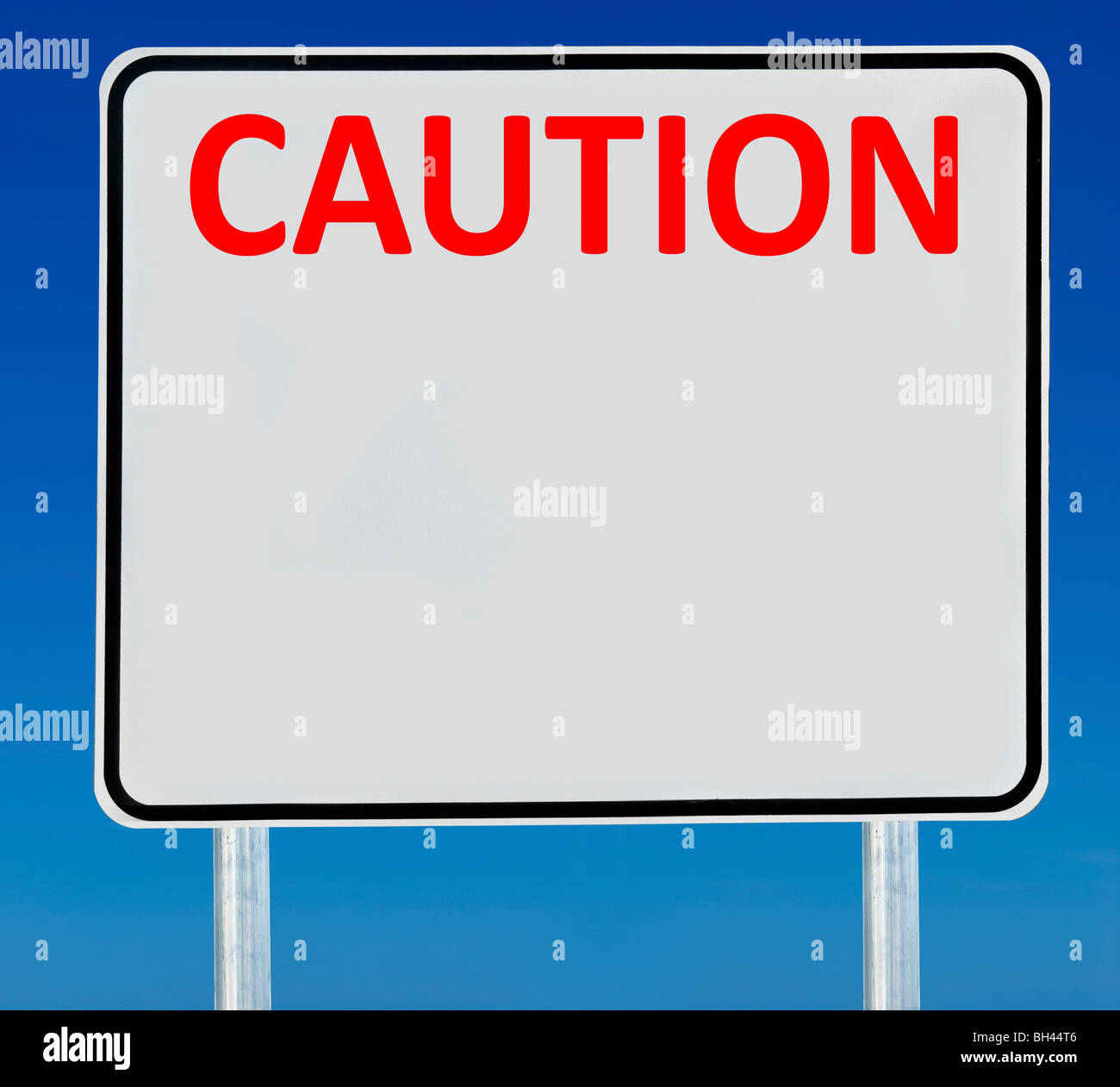 Ein Schild "Vorsicht" isoliert auf einem abgestuften blauen Himmel. Stockfoto