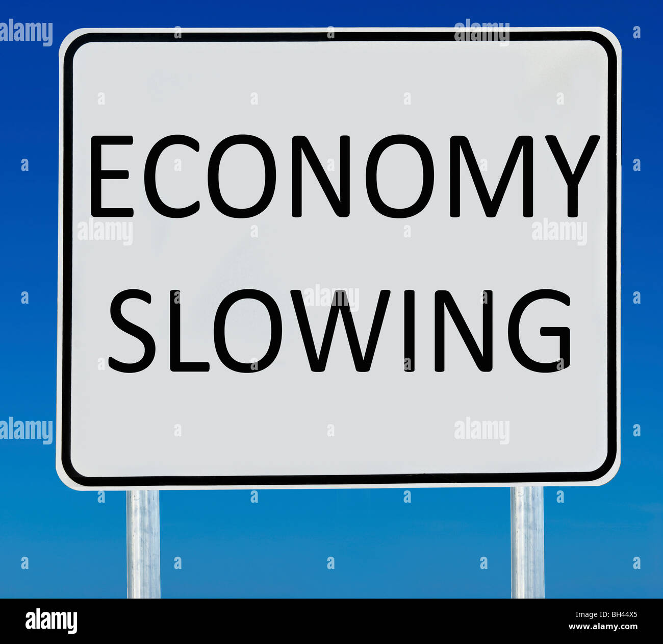 Ein "Wirtschaft Verlangsamung" Zeichen isoliert auf einem abgestuften blauen Himmel. Stockfoto
