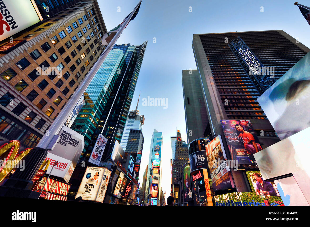Looking up at 42nd and 7th Avenue, Broadway, Times Square, New York City, NY, USA Stockfoto