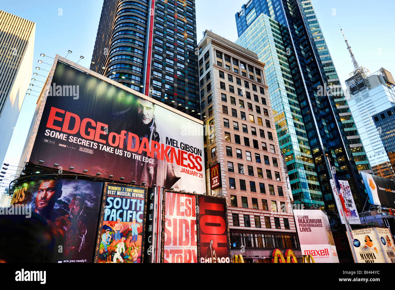 Theater-Plakate und Leuchtreklamen am Broadway / 7th Avenue, Times Square, Duffy Square in New York City, NY, USA Stockfoto