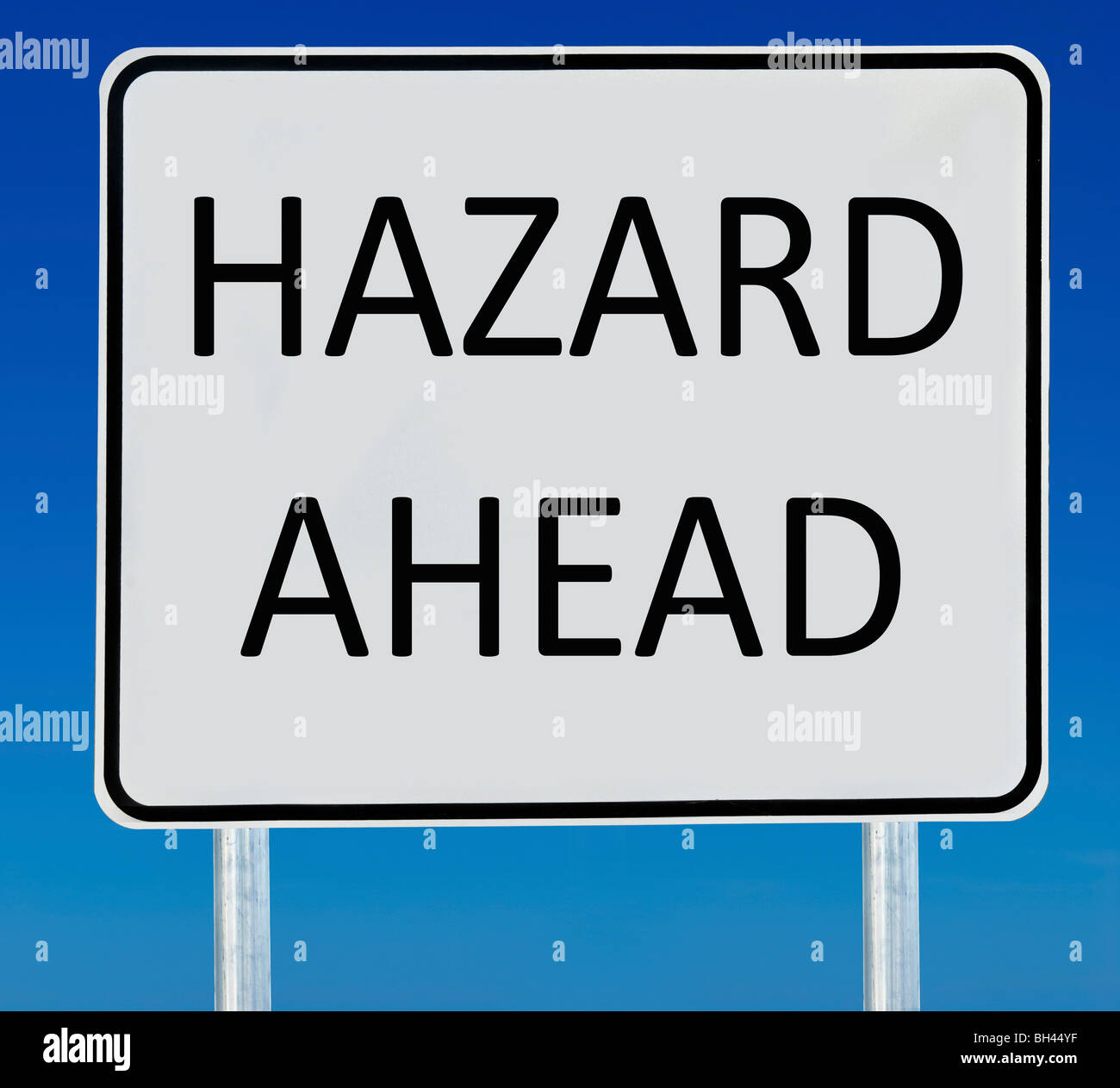 Eine "Gefahr voraus" Straßenschild isoliert auf einem abgestuften blauen Himmel. Stockfoto