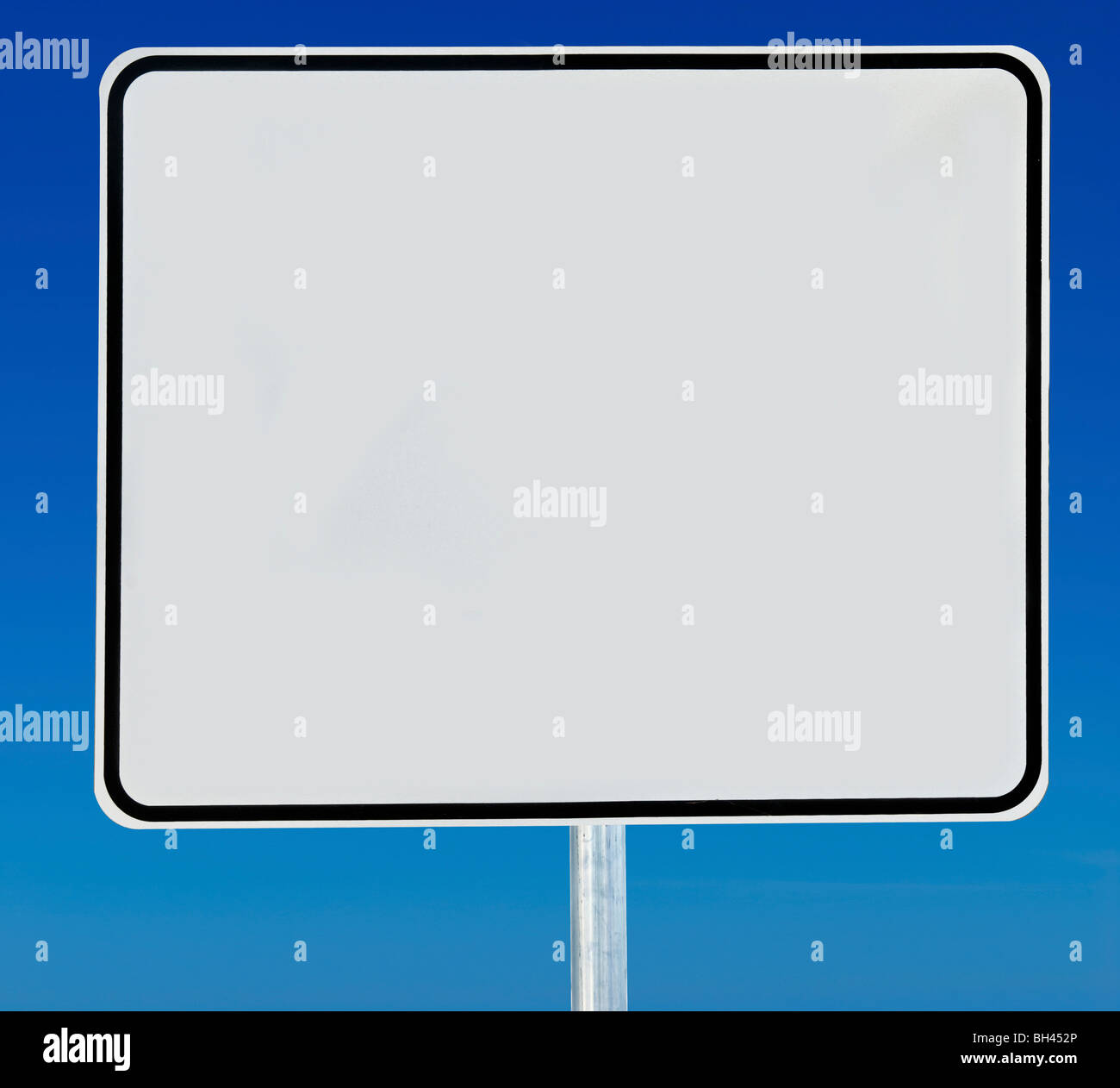 Ein leeres Schild isoliert auf einem abgestuften blauen Himmel. Stockfoto