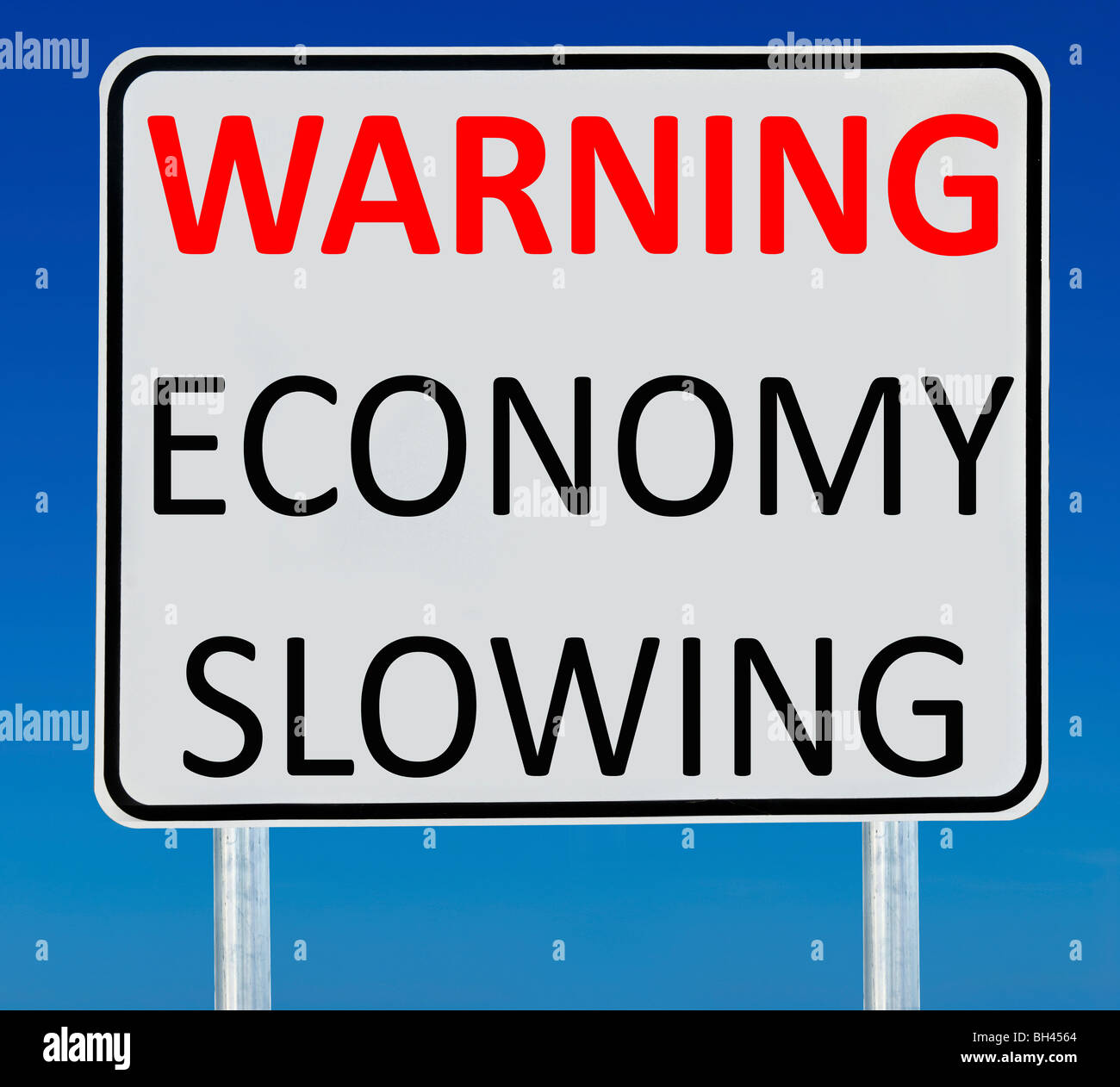 Ein 'Warnung Wirtschaft Verlangsamung' Zeichen isoliert auf einem abgestuften blauen Himmel. Stockfoto