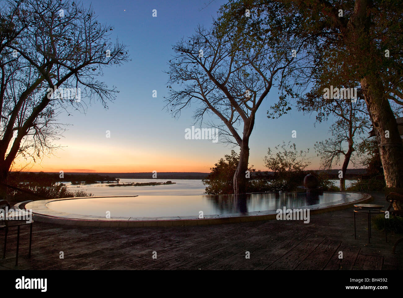 Tauchbecken Sie mit Blick auf Lake Victoria River Club bei Sonnenuntergang. Stockfoto