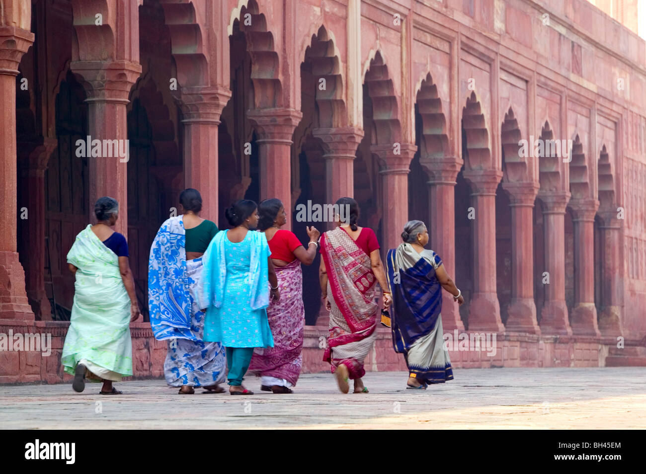 Frau in den Chahar Bagh Gärten im Taj Mahal Komplex schreiten. Stockfoto