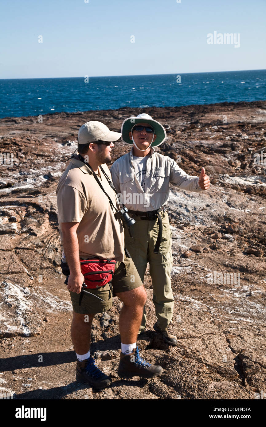 Ecoventura leitet Ivan Lopez links und Harry Jiminez lizenziert Naturforscher Genovesa Turm Insel Galapagosinseln Ecuador Stockfoto