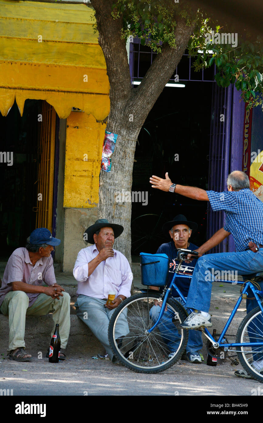 Einheimische Männer bei Lujan de Cuyo, Region Mendoza, Argentinien. Stockfoto