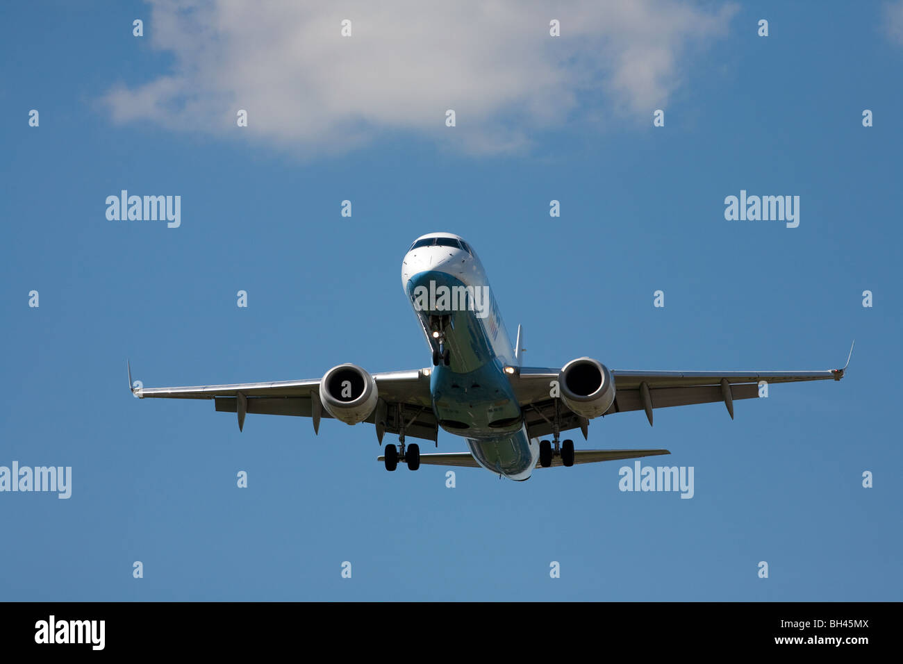 Fliegen werden Embraer 195 (oder ERJ 190-200) Landung BHX Stockfoto