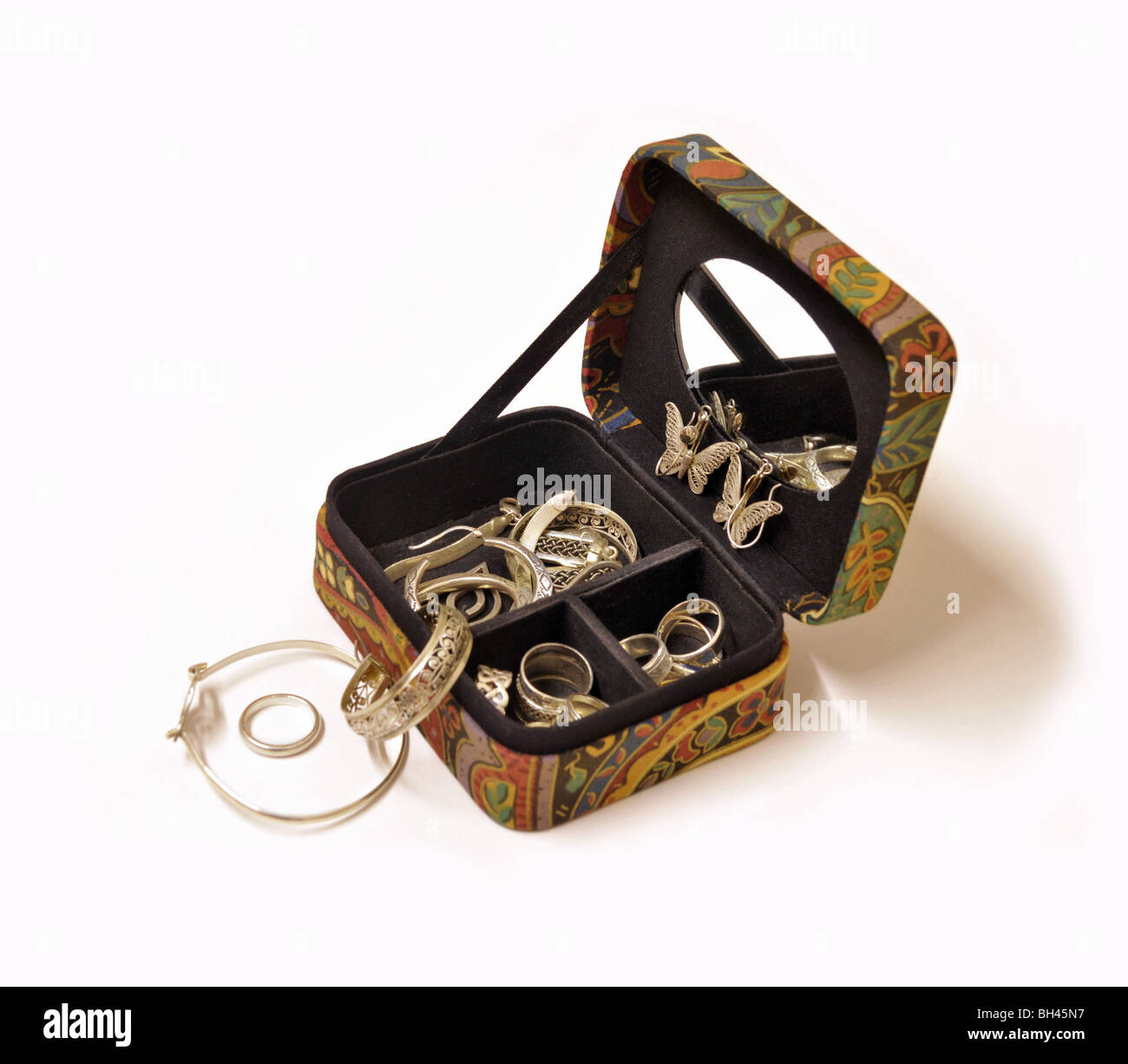 Eine kleine offene Schmuck-Box enthält eine Auswahl an Silberschmuck. Stockfoto