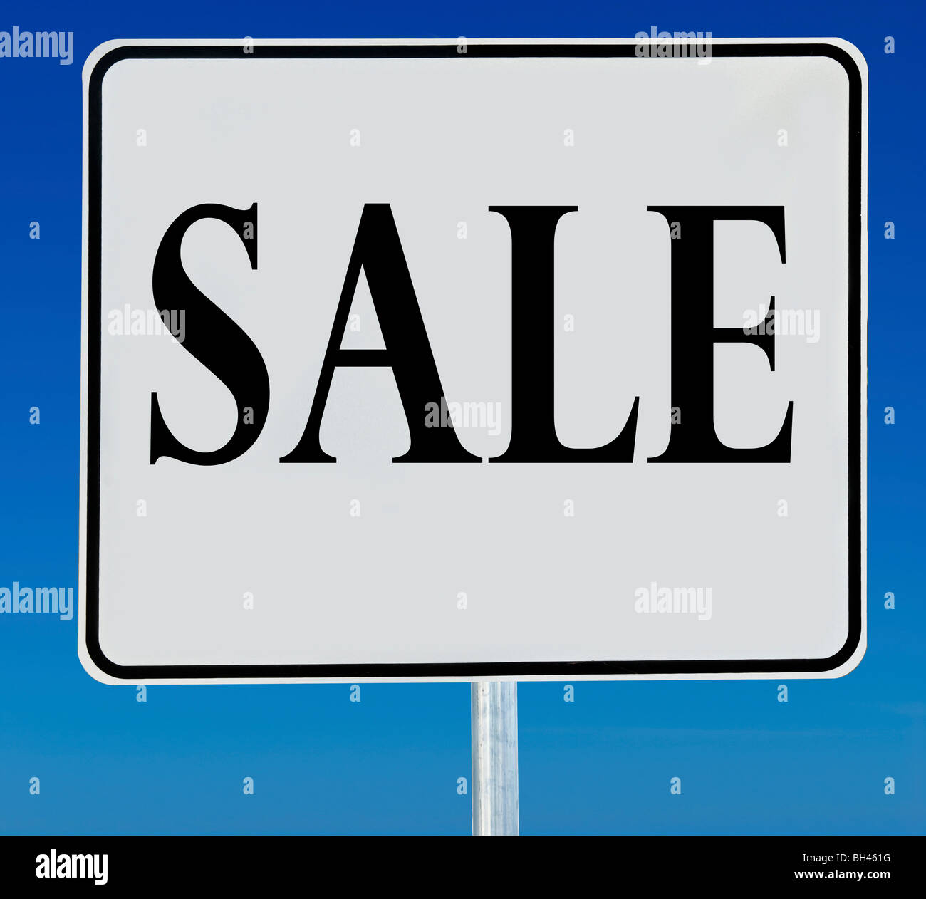 Ein Verkaufsschild isoliert auf einem abgestuften blauen Himmel. Stockfoto