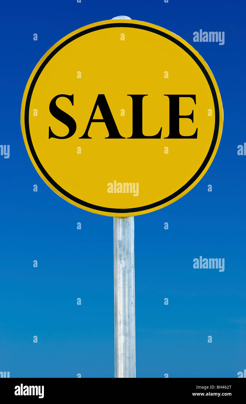Ein Verkaufsschild isoliert auf einem abgestuften blauen Himmel. Stockfoto