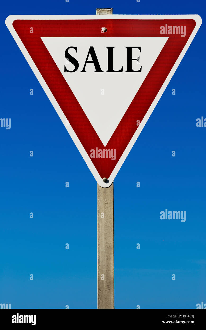 Ein Verkaufsschild isoliert auf einem abgestuften blauen Himmel. Stockfoto