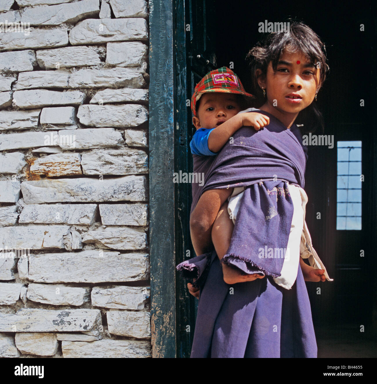 Jungen Sherpa Mädchen tragen eine Baby Himalaya Nepal Asien Stockfoto
