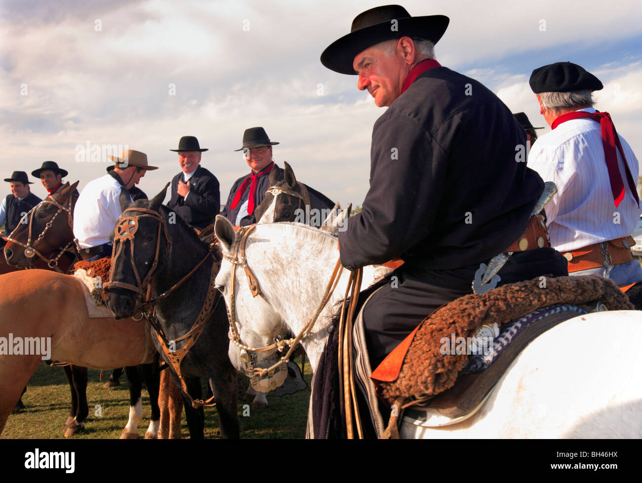 Echte "Paisanos" (moderne Gauchos) in San Antonio de Areco Felder