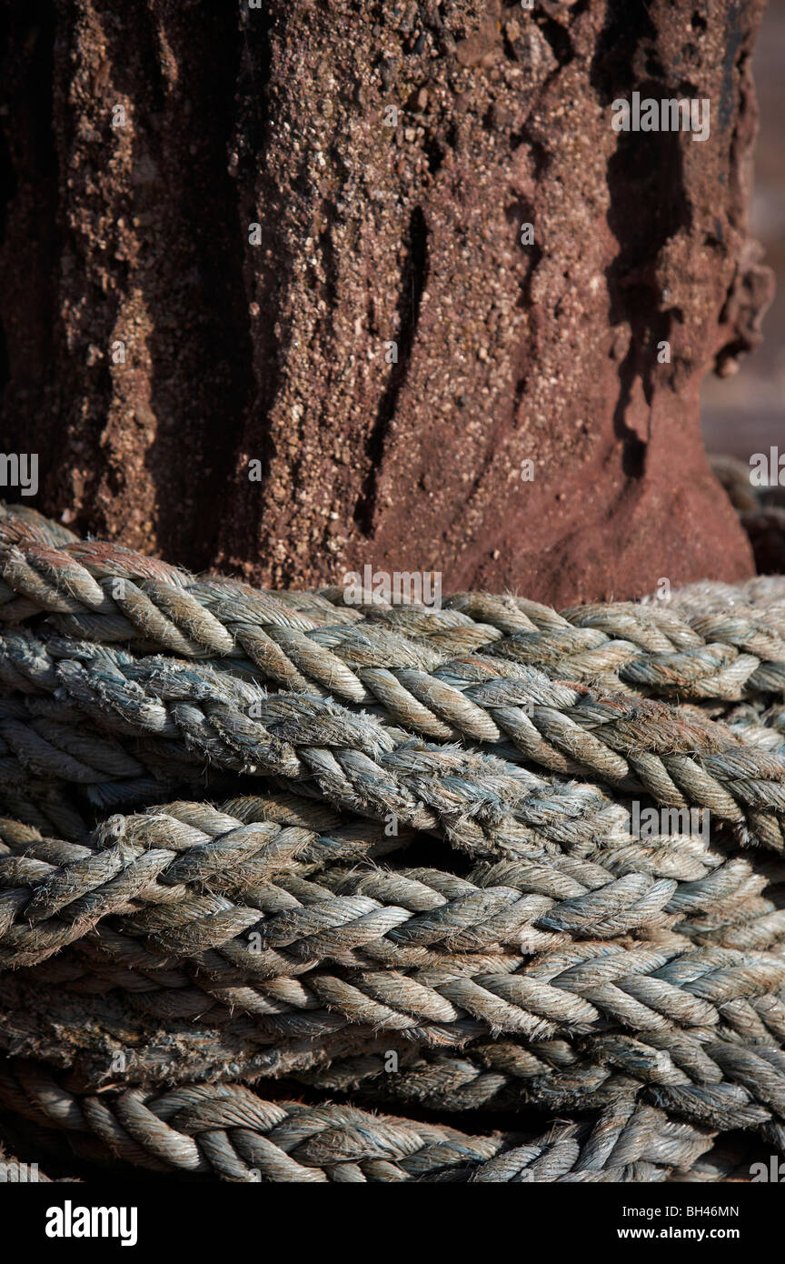 Seil gewickelt Runde alte Capstan im Hafen von Pennan. Stockfoto