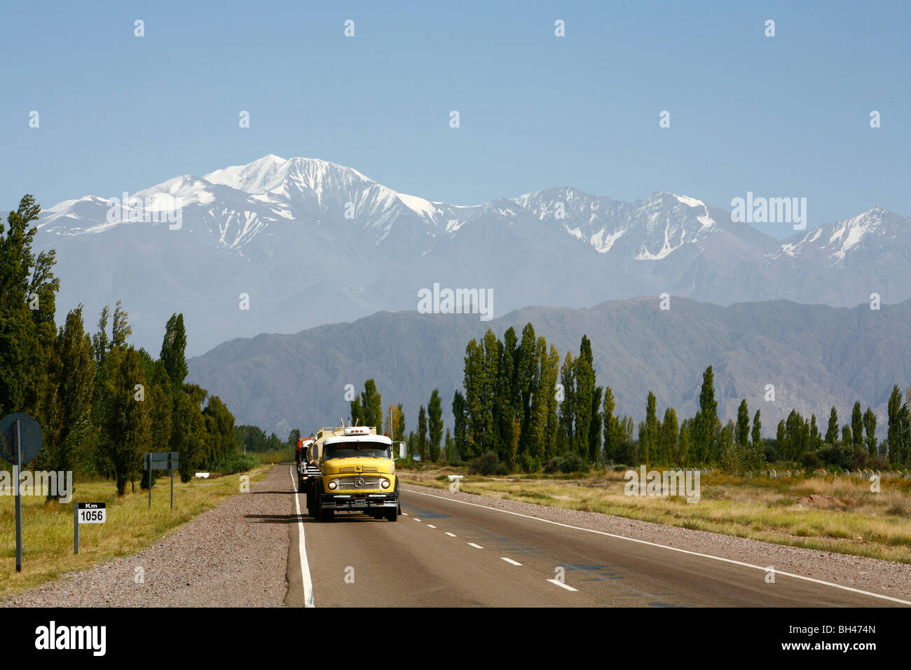 LKW auf einer Straße mit den Anden im Hintergrund, Mendoza, Argentinien. Stockfoto