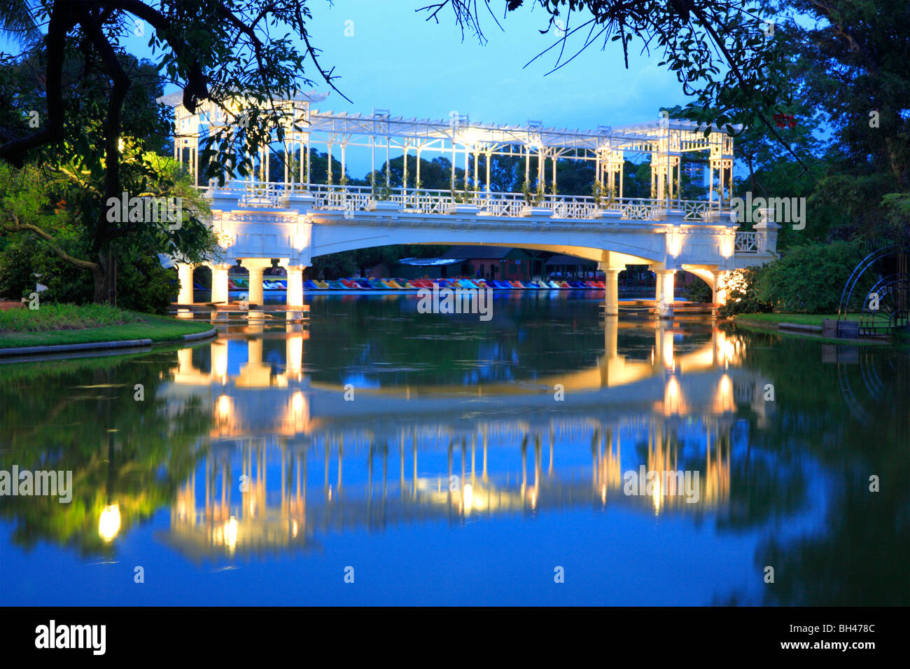 "Rosedal" von Palermo: Old Style Brücke an Palermo Seen in der Dämmerung, mit Farbe Boote im Hintergrund. Buenos Aires, Argentinien. Stockfoto