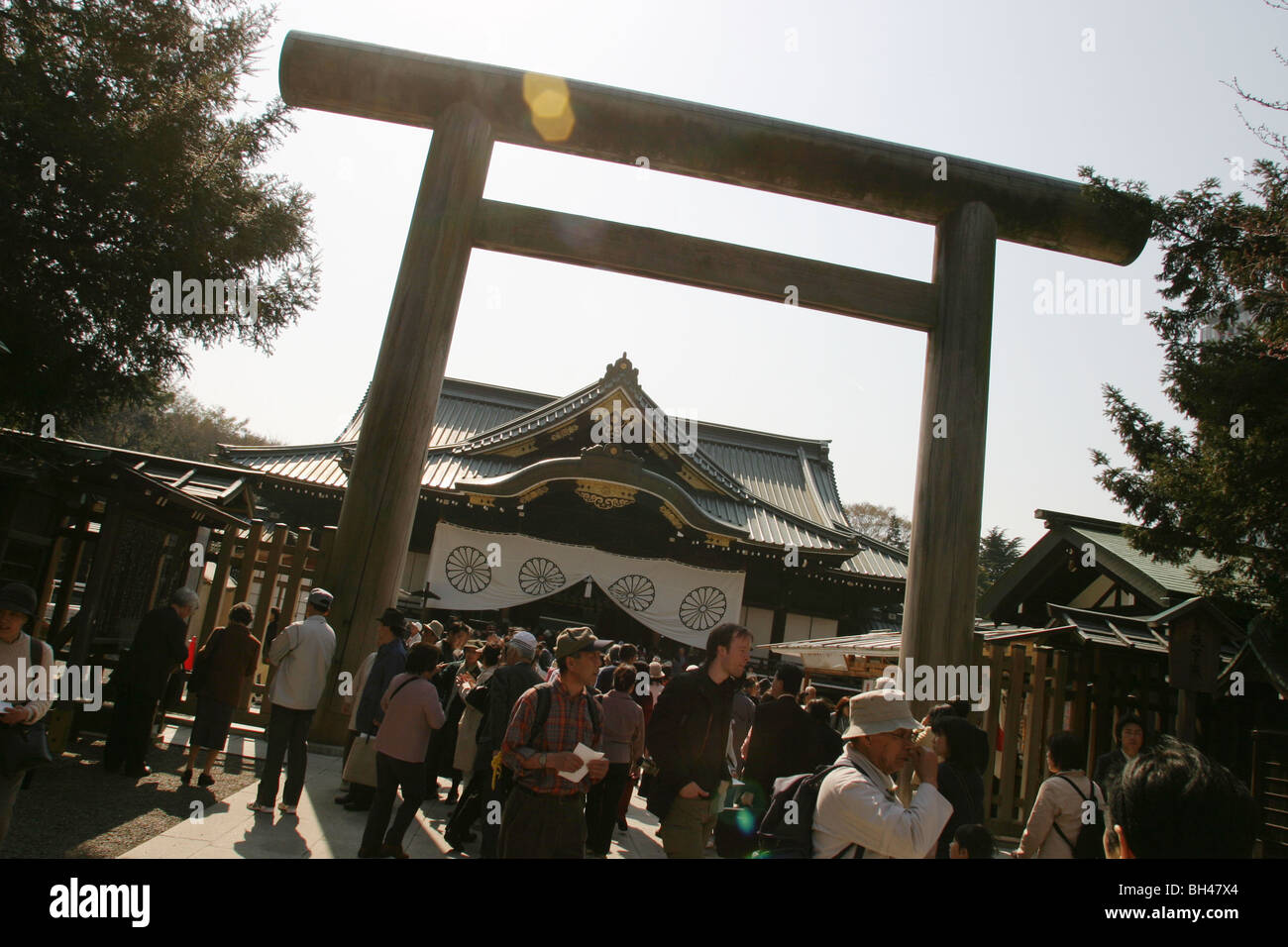 Besucher am Yasukuni Jinja (Schrein), Japans Schrein für die Toten des 2. Weltkrieges, Kudanshita Bezirk von Tokio, Japan Stockfoto