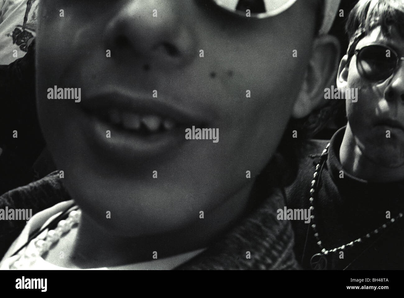 Zwei Jugendliche eine gekleidet als Hippies auf Halloween während 1990 eine kleine California High School. Stockfoto