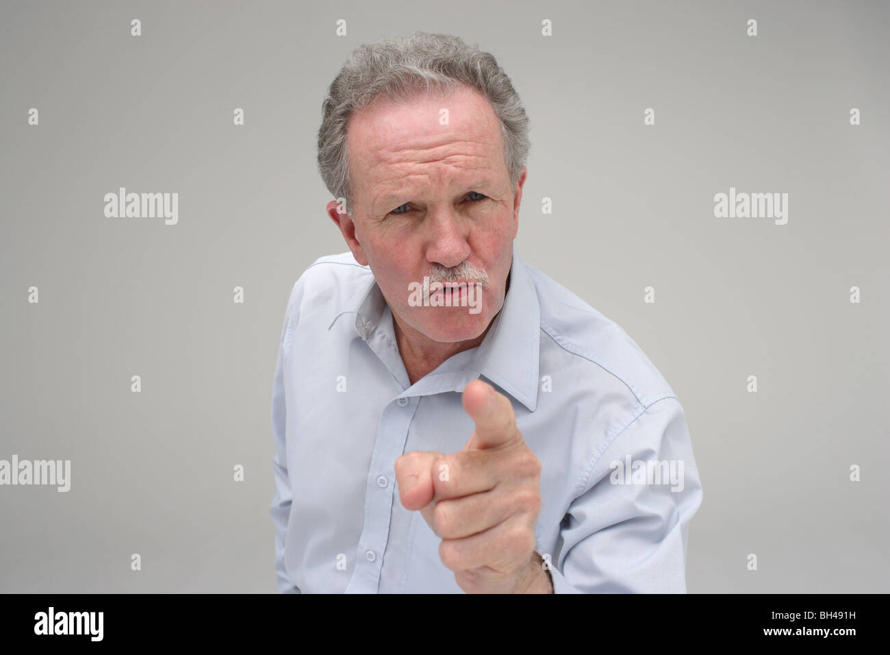 Ein leitender Geschäftsmann zeigte mit dem Finger mit einem wütenden Ausdruck Stockfoto