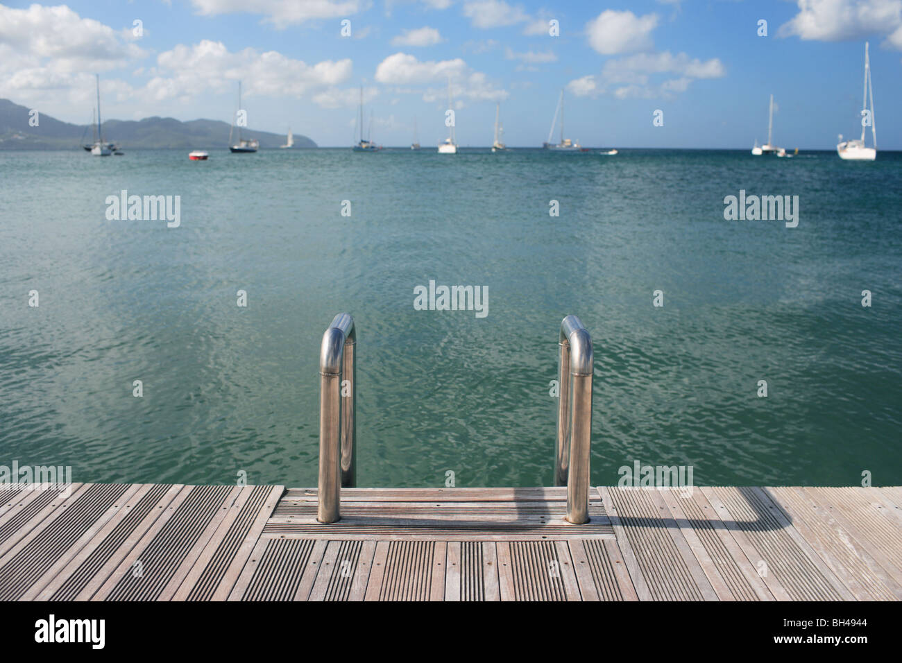 Schritte auf einem Holzsteg führt hinunter in Richtung Meer Stockfoto