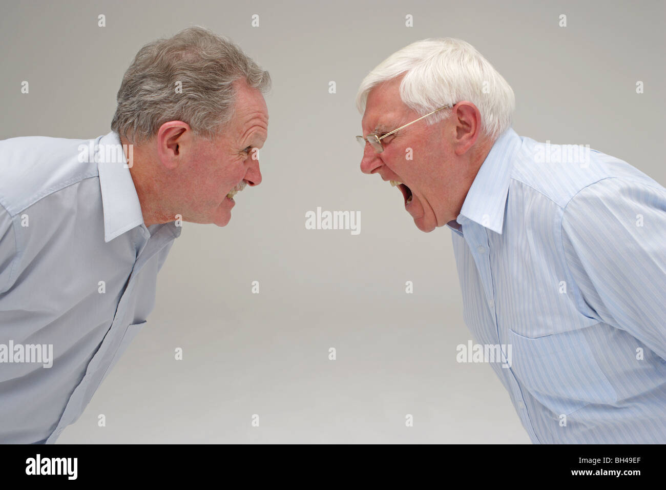 Zwei leitende Geschäftsleute einander anschreien Stockfoto