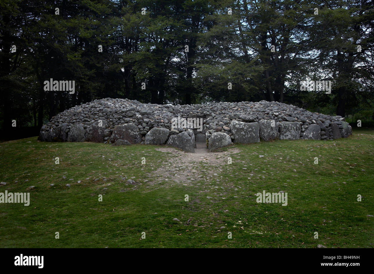Nordwesten Ganggrab im Schloten Cairns. Stockfoto