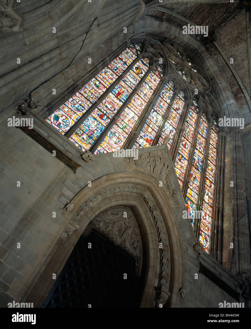 Worcester Cathedral: das große Westfenster nachschlagen. 1863-5 als Teil der Wiederherstellung von Sir George Gilbert Scott umgebaut Stockfoto
