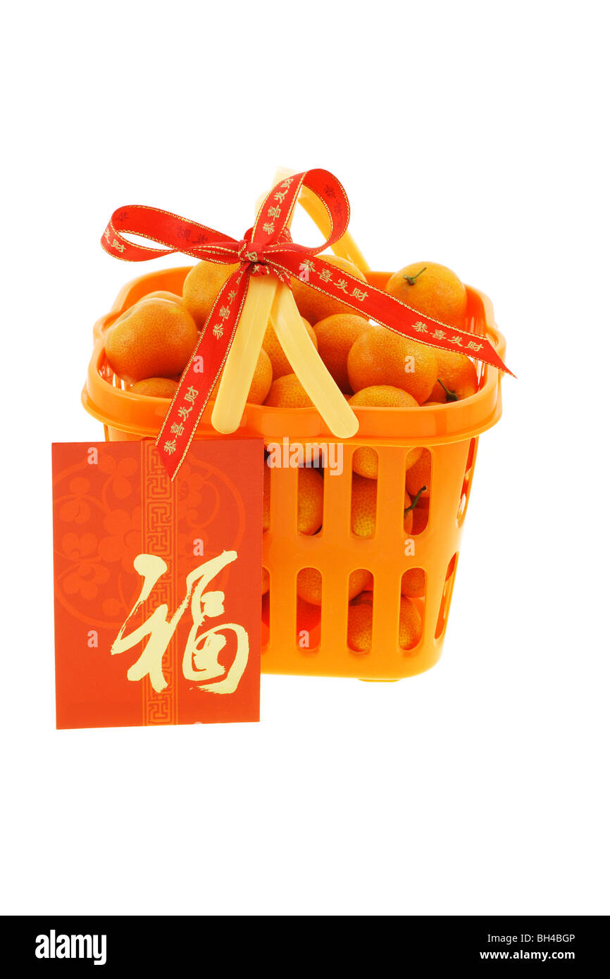 Geschenk-Korb von Mandarinen und chinesisches Neujahr rote Päckchen auf weißem Hintergrund Stockfoto