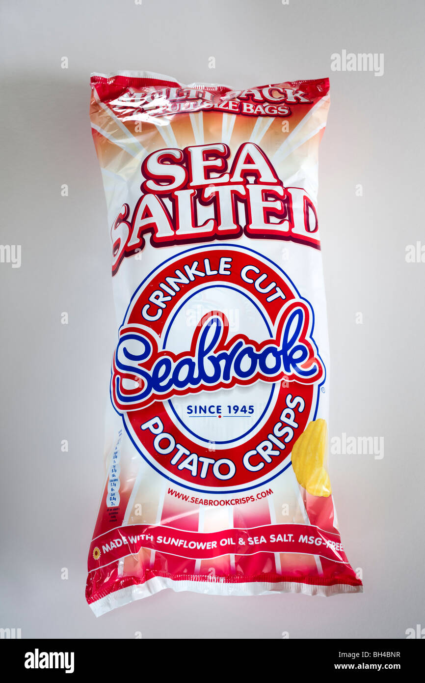 Multi Pack Tasche mit sechs Pakete von Seabrook Crinkle cut "Meer gesalzen" Chips Stockfoto