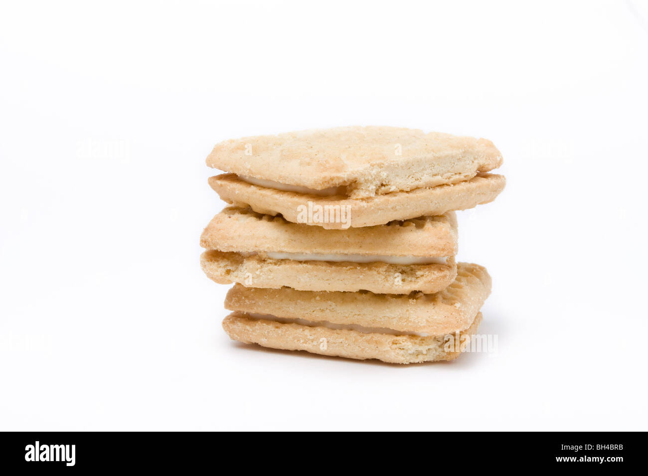 Haufen von Custard Creams stapeln sich auf weißen Hintergrund isoliert. Stockfoto