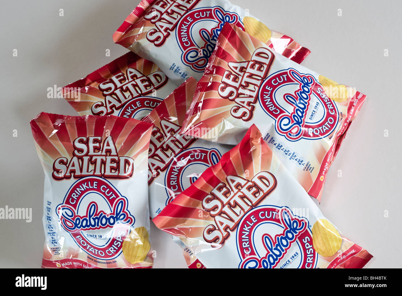 Sechs Pakete von Seabrook Crinkle cut Meer gesalzene Chips Stockfoto