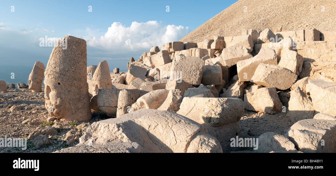 Köpfe der Götter und König Antiochus 1 von Commagene auf der östlichen Terrasse des Leichentempels des Mount Nemrut. Nemrut Dag, Türkei Stockfoto
