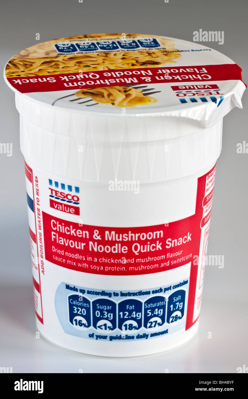 Tesco Wert Huhn und Pilz aromatisierten Pot Noodle snack Stockfoto