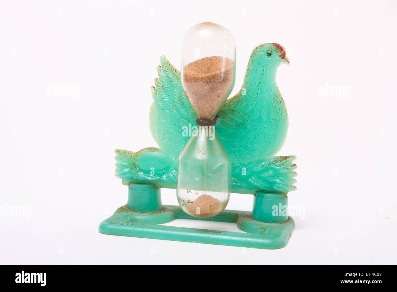 Grunge Vintage Neuheit Eieruhr in der Form eines Huhns auf weißen Hintergrund isoliert. Stockfoto