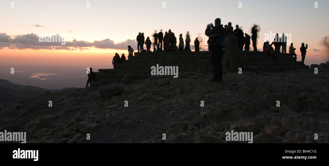 Touristen warten auf den Sonnenaufgang am Mount Nemrut, Türkei Stockfoto