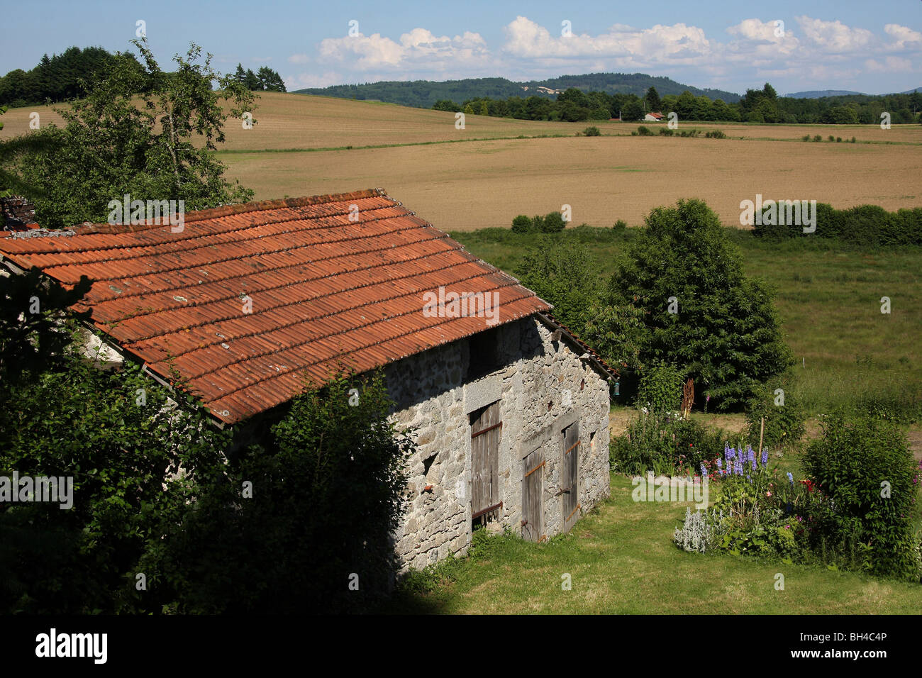 Limousin Landschaft mit einem Gebäude aus Stein. Stockfoto